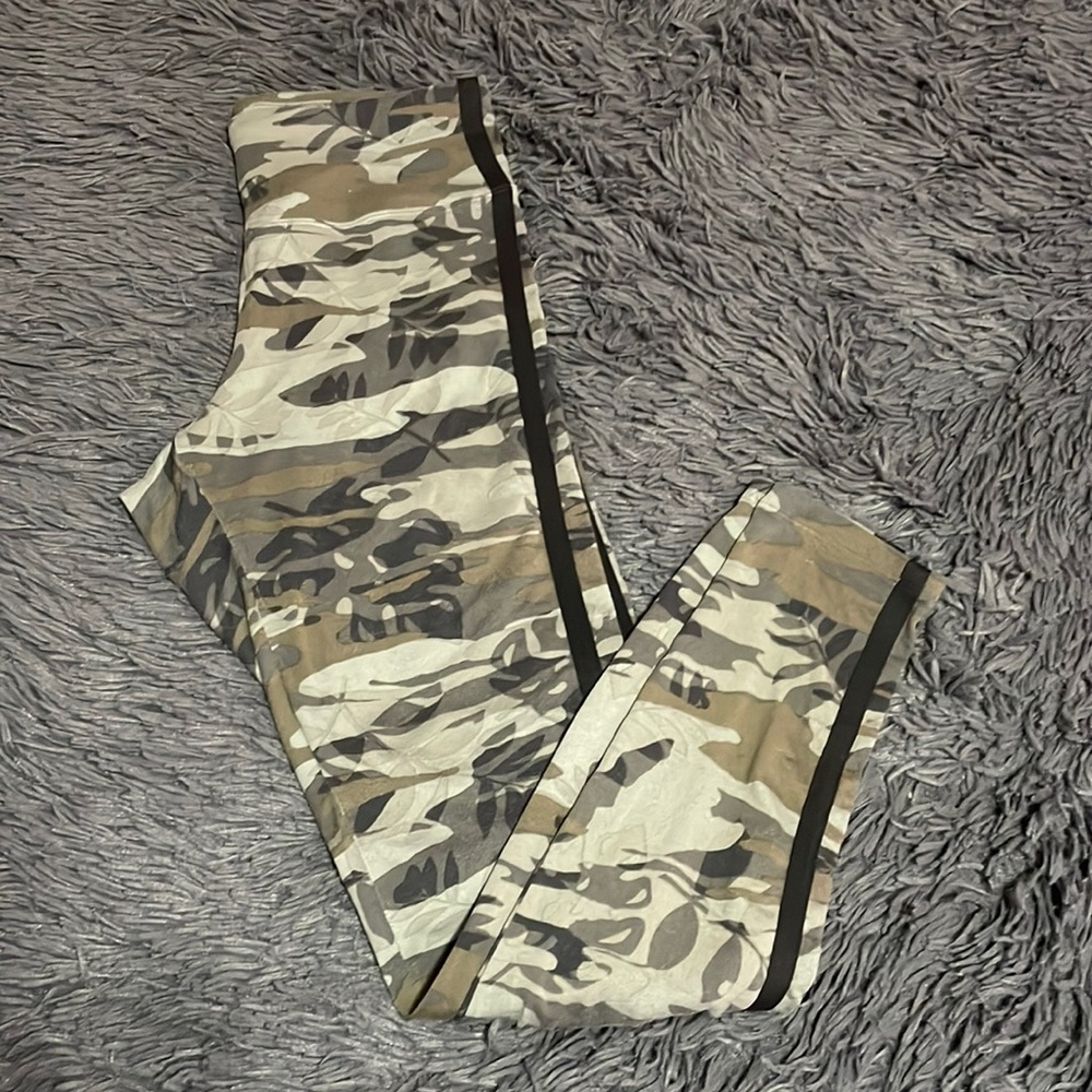 🖤Super Soft Camo Leggings w/ Side Stripes🖤